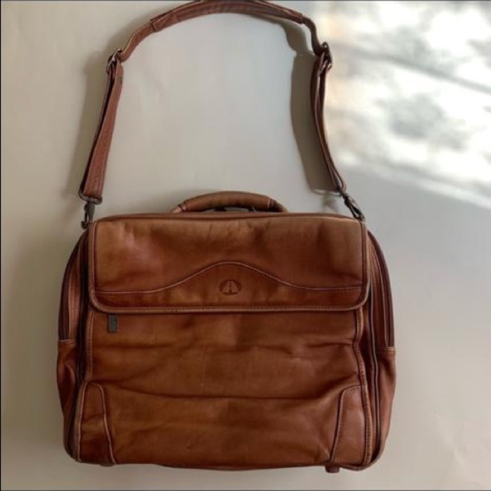 Avenues in leather Messenger Bag